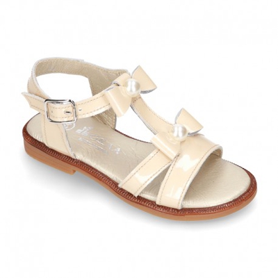 Sandalia Niña En Forma De T Con Lazos Y Perlas En Piel Charol Nacarado. 36 Beige
