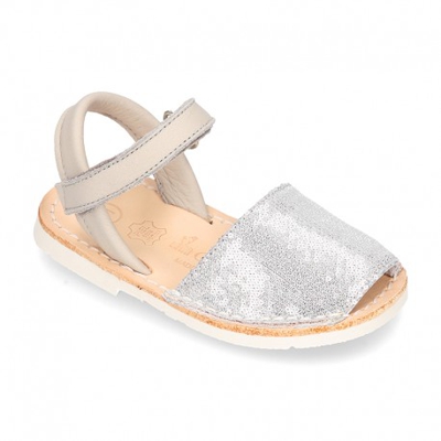 Menorquina Velcro En Piel Extra Suave Con Lentejuelas. 22 Plata