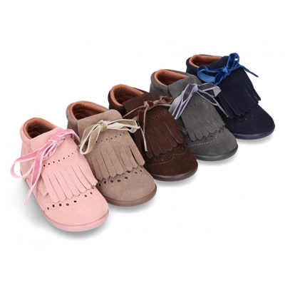 Botita Clásica En Piel Serraje Con Lengüeta Con Flecos. 28 Burdeos