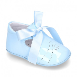 Angelito Para Bebés Con Lengüeta Y Lazo En Piel Charol. 20 Celeste- características