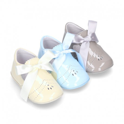Angelito Para Bebés Con Lengüeta Y Lazo En Piel Charol. 20 Gris Perla características
