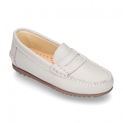 Mocasín Con Antifaz En Piel Napa Suave. 33 Gris Perla