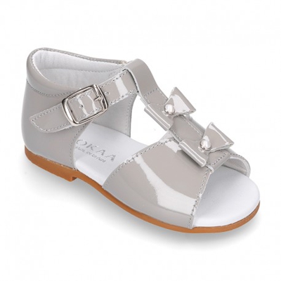 Sandalia Peques En Forma De T Con Dos Lazos Y Perlas En Piel Charol. 19 Gris Perla