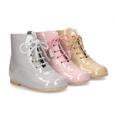 Botita Tipo Pascuala En Piel Charol Con Borlas. 31 Gris