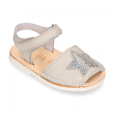 Menorquina Velcro Con Estrella En Piel Extra Suave. 18 Gris Perla