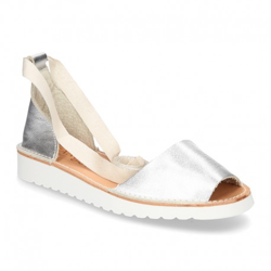 Menorquina Con Talonera Y Cintas En Piel Suave Metalizada. 39 Plata en oferta