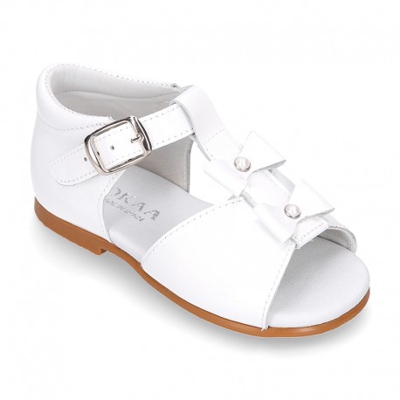 Sandalia Peques En Forma De T Con Dos Lazos Y Perlas En Piel Charol. 18 Blanco