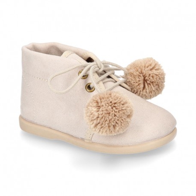 Botita Clásica Niños En Serratex Con Pompones. 25 Beige