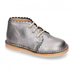 Bota Safari Niña Con Cordones Y Ondas En Piel Metalizada. 19 Plomo en oferta