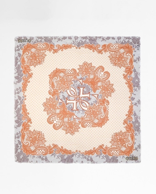 Guess - Pañuelo Rosa Con Estampado Fantasía A Contraste