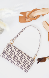 PRETTYLITTLETHING - Sac à main marron clair à monogrammes, Bronzé características