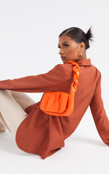 Sac à main orange à devant froncé et anse torsadée, Orange precio