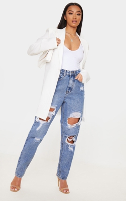 PRETTYLITTLETHING Petite - Jean mom moyennement délavé très déchiré, Délavage bleu moyen