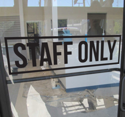 Sticker porte staff only características