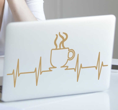 Café sur la peau de l'ordinateur portable