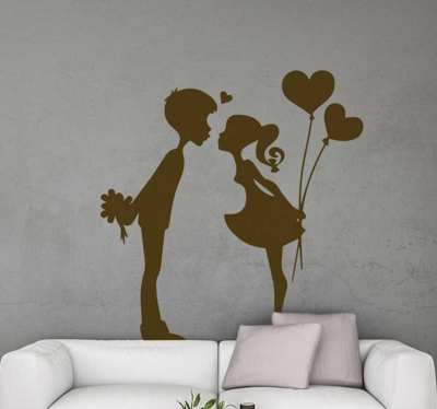 Stickers muraux jeune couple s'embrassant