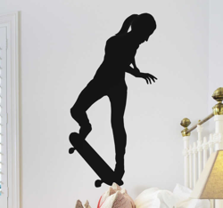 Sticker Silhouette d'une fille sur skate en oferta