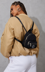 PRETTYLITTLETHING - Mini sac à dos noir matelassé à badge, Noir en oferta