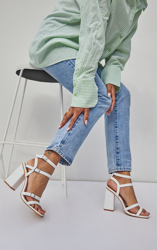 Sandales similicuir blanches à brides chevilles, boucles et talon bloc haut pointure large, Blanc en oferta