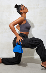 Mini-sac triangle en suédine bleue, Bleu precio