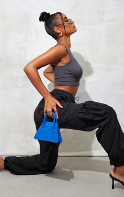 Mini-sac triangle en suédine bleue, Bleu