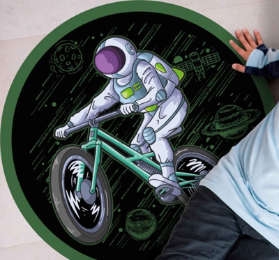 Tapis vinyl pour chambre Astronaute jouer à vélo dans le ciel