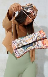 Sac pochette à rabat jaune imprimé mosaïque romaine en similicuir, Jaune en oferta