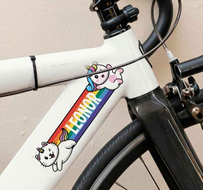 Autocollant Velo Arc-en-ciel avec deux licornes et chat