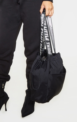 PRETTYLITTLETHING - Sac en nylon noir à cordons ajustables, Noir