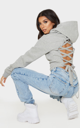 Hoodie court gris à dos lacé, Gris en oferta