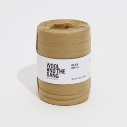 Fil à crocheter Ra Ra Raffia tropez tan - Wool and the Gang en oferta
