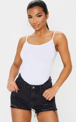 PRETTYLITTLETHING - Short en jean noir délavé à détail déchiré, Washed Black