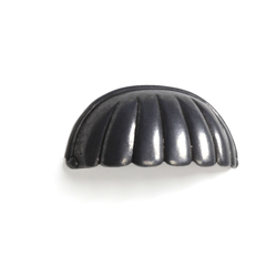 Maniglia a conchiglia, Zama, Peltro, 64 mm interasse. Marchio REI en oferta