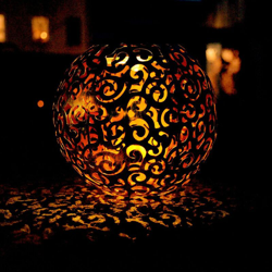 Lampada a LED a sfera solare plug-in decor punzonatura giardino picchetto esterno da terra argento nero Globo 33744S características