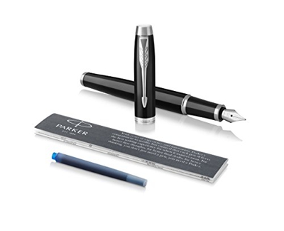 Parker 1975547 IM Penna Stilografica, Pennino Medio e Ricarica di Inchiostro Blu, Confezione Blister, Black Lacquer Chrome Trim