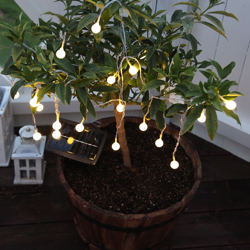 Catena luminosa solare LED Globini, luce calda características