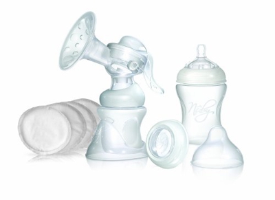 Nuby NT72035 - Confezione da 1 tiralatte manuale, 1 biberon da 150 ml, 1 biberon da 240 ml, 1 coperchio, 12 coppette assorbilatte