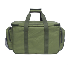 Grande attrezzatura da pesca della borsa di tela verde oliva isolata da en oferta