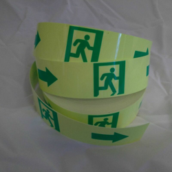 Nastro uscita di emergenza in PVC adesivo luminescente 50mm X 2 Metri Misura - Frecce direzionali destra (50mm x 2 MT) 10 cartelli características