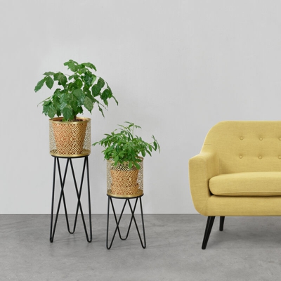 Set di 2 Portavasi in Metallo Supporto per Piante in 2 Altezze Diverse con Coprivaso in Color Oro e Base Nero a Treppiedi