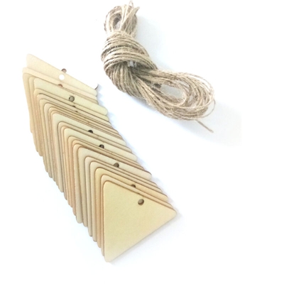 Etichetta da appendere in legno triangolare fai-da-te con trucioli di legno naturale per la decorazione di nozze