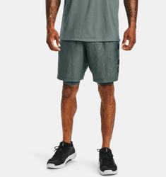 Short UA Woven Graphic Emboss da uomo en oferta